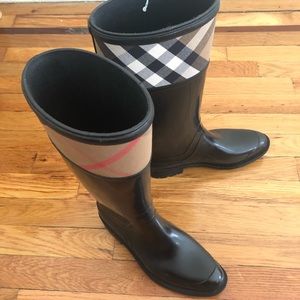 Burberry rain boots 38 like new